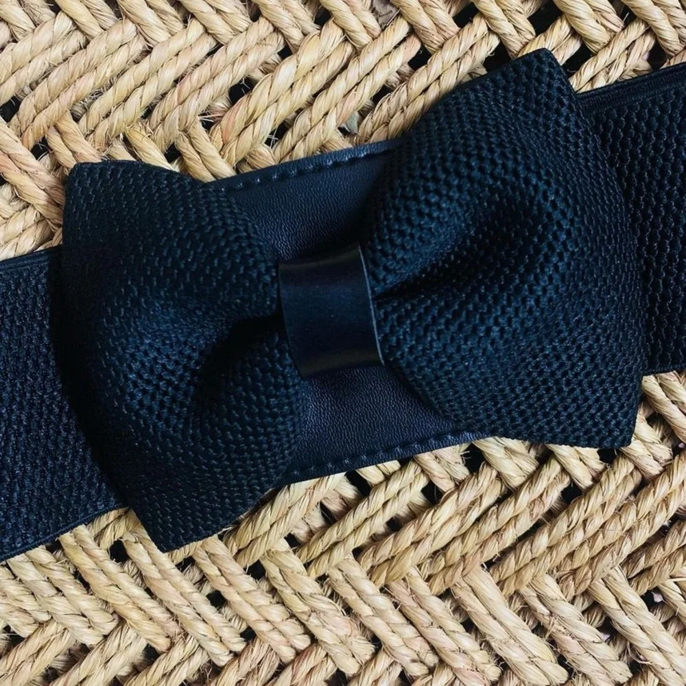 Bow dress belt 😍 
Waist - 26in stretches upto 32in - Picture 3 of 5